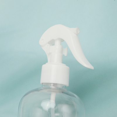 Botol lotion plastik bening dengan tutup putih dan kerah yang dilapisi UV