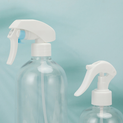 Botol lotion plastik bening dengan tutup putih dan kerah yang dilapisi UV