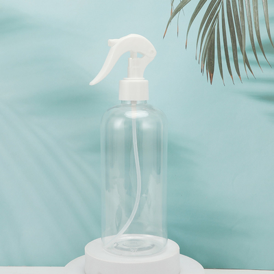 Botol lotion plastik bening dengan tutup putih dan kerah yang dilapisi UV