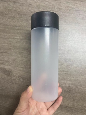 Botol termos modern tahan kebocoran berlapis ganda dengan sekrup di tutup dan pegangan