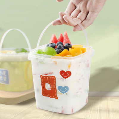 Botol Teh Susu Terisolasi Bergaya Dengan Sekrup di Tutup Desain Kuadrat / Bulat